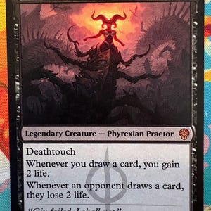 Może przedstawiać: Karta Magic: The Gathering przedstawiająca Sheoldred, the Apocalypse. Karta ma mroczną ilustrację stworzenia na czerwono-pomarańczowym tle. Tekst zawiera "Deathtouch" i instrukcje gry. Karta ma statystyki 4/5.