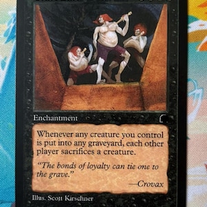 Puede incluir: Una carta coleccionable negra de Magic: The Gathering titulada Grave Pact. La carta presenta una ilustración de tres figuras con cabello rojo en un pozo oscuro. El texto dice: Whenever any creature you control is put into any graveyard, each other player sacrifices a creature. The bonds of loyalty can tie one to the grave. -Crovax