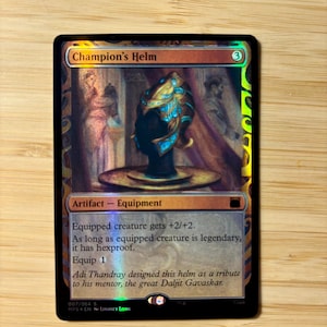 Pode incluir: Uma carta colecionável Magic: The Gathering intitulada Champion's Helm. A carta apresenta uma ilustração de um elmo dourado sobre um pedestal, com o texto Artifact - Equipment, regras do jogo e texto de ambientação impressos em preto.