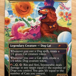 Puede incluir: Una carta coleccionable rectangular titulada Rin and Seri, Inseparable que muestra a un perro marrón con un sombrero de copa morado y un gato rosa en un campo de girasoles. El texto detalla las habilidades y las estadísticas 4/4 del ser.