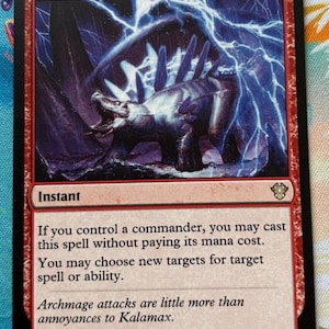 Può includere: Carta rossa di Magic: The Gathering "Deflecting Swat". L'illustrazione fantasy mostra una creatura spinosa e uno sfondo di tempesta. Il testo della carta contiene le istruzioni del gioco.