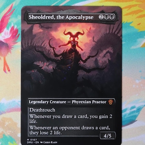 Puede incluir: Una carta coleccionable de Magic: The Gathering titulada Sheoldred, the Apocalypse, que muestra una criatura oscura con cuernos en un paisaje ardiente. El texto incluye Deathtouch, mecánicas de vida y una fuerza y resistencia de 4/5.