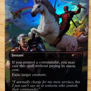 以下が含まれることがあります： Deadly Rollickと題されたホログラフィック仕様のMagic: The Gatheringトレーディングカード。虹と蝶を背景に白いユニコーンに乗るデッドプールと、手前にケーブルが描かれています。カードにはゲームのルールテキストが記載されています。