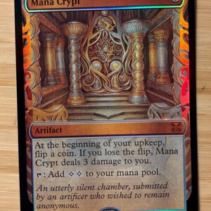 Puede incluir: Una carta coleccionable brillante Mana Crypt con una ilustración de una cámara ornamentada de tonos dorados con pilares altos. El texto de la carta incluye el nombre Mana Crypt, el tipo artefacto y reglas sobre lanzamientos.