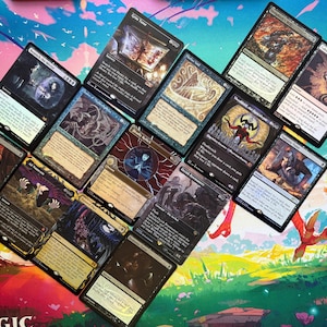 以下が含まれることがあります： ダイヤモンド状に配置された15枚のMagic: The Gatheringトレーディングカードのコレクション。カードには様々なイラスト、白黒の枠線、印刷されたテキストが施されている。Grim Tutor、Imperial Seal、Ad Nauseam、Sheoldred, the Apocalypseなどのタイトルが、カラフルなプレイマットの上に並べられている。