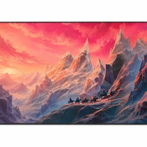 Pode incluir: Um tapete de secretária retangular com uma ilustração vibrante de uma cordilheira ao pôr do sol. A cena mostra um grupo de cavaleiros a cavalo a viajar por um caminho nevado sob picos imponentes e irregulares em tons de vermelho e laranja.