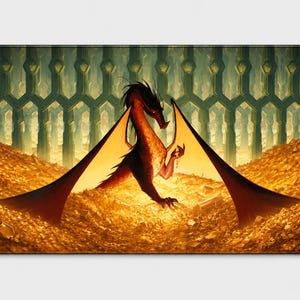Puede incluir: Una alfombrilla de escritorio rectangular con una ilustración digital de un dragón rojo oscuro con alas extendidas, de pie en medio de un enorme montón de monedas de oro y tesoros, frente a pilares de piedra arqueados en una sala.