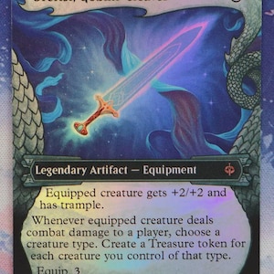 Peut inclure: Une carte à collectionner holographique intitulée Orcrist, Goblin-cleaver présentant une illustration d'épée brillante sur un fond cosmique bleu foncé. Le texte de la carte détaille sa fonction d'équipement d'artefact légendaire avec des capacités.