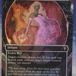 Può includere: Una carta collezionabile intitolata Galadriel's Dismissal con un'illustrazione centrale di una figura dai lunghi capelli biondi in un abito rosa fluente. La carta include testo di gioco, un simbolo di mana e il nome dell'artista Rebecca Guay.