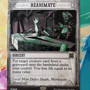 Puede incluir: Una carta coleccionable rectangular titulada Reanimate de The Prosperity Post. La ilustración muestra una mano emergiendo de un ataúd de madera con un hombre gesticulando cerca. El texto de la carta dice: Put target creature card from a graveyard onto the battlefield under your control. You lose life equal to its mana value. Local Man Defies Death, Morticians Mortified!