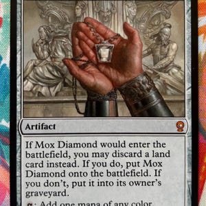 Może przedstawiać: Biały ceramiczny kubek z czarnym uchwytem i napisem "But First, Coffee" czarną, odręczną czcionką. Kubek stoi na białej powierzchni.