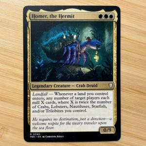 Puede incluir: Una carta coleccionable de Magic: The Gathering titulada Homer, the Hermit, con la ilustración de un cangrejo azul. El texto incluye Legendary Creature - Crab Druid, detalles de la habilidad Landfall y texto de ambientación. Tiene 0/9 de fuerza.