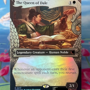 以下が含まれることがあります： The Queen of Daleと題されたマジック：ザ・ギャザリングのトレーディングカード。緑のローブを着た人間の貴族が金貨と開かれた本に囲まれている様子が描かれている。カードのテキストには、Whenever an opponent casts their first noncreature spell each turn, you recruitと記されている。