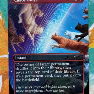 Op de afbeelding: Een Magic: The Gathering ruilkaart genaamd Chaos Warp met een illustratie van meerdere katten die zweven in een kosmische ruimte met een blauwe draaikolk. De kaarttekst beschrijft het instant spreukeffect en bevat een stukje sfeertekst.