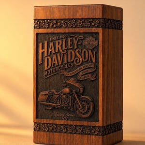 K&ouml;nnte beinhalten: Eine braune Holzkiste mit dem Harley-Davidson-Logo und einem Motorrad-Design. Die Kiste hat geschnitzte Details, darunter Blumenmuster und den Text "SINCE 1903" und "AN AMERICAN LEGEND BORN TO RIDE".