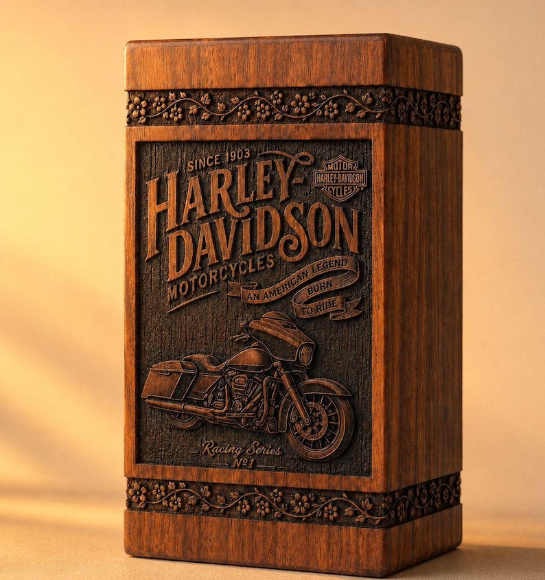 K&ouml;nnte beinhalten: Eine braune Holzkiste mit dem Harley-Davidson-Logo und einem Motorrad-Design. Die Kiste hat geschnitzte Details, darunter Blumenmuster und den Text "SINCE 1903" und "AN AMERICAN LEGEND BORN TO RIDE".