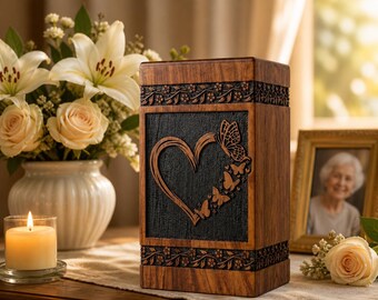 Urna de madeira personalizada, lembrança memorial com borboleta e coração gravado.