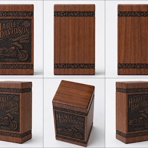 K&ouml;nnte beinhalten: Rechteckige Holzbox mit Harley-Davidson-Logo und Motorrad-Design. Die Box ist dunkelbraun mit dekorativen Verzierungen und einem Klappdeckel. Die Box ist etwa 10 cm breit und 20 cm hoch.