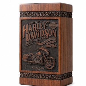 K&ouml;nnte beinhalten: Eine Holzkiste mit einem geschnitzten Harley-Davidson-Motorrad-Design. Die Kiste zeigt das Harley-Davidson-Logo, die Worte "Motorcycles", "An American Legend" und "Born to Ride". Die Kiste ist dunkelbraun mit floralen Akzenten.