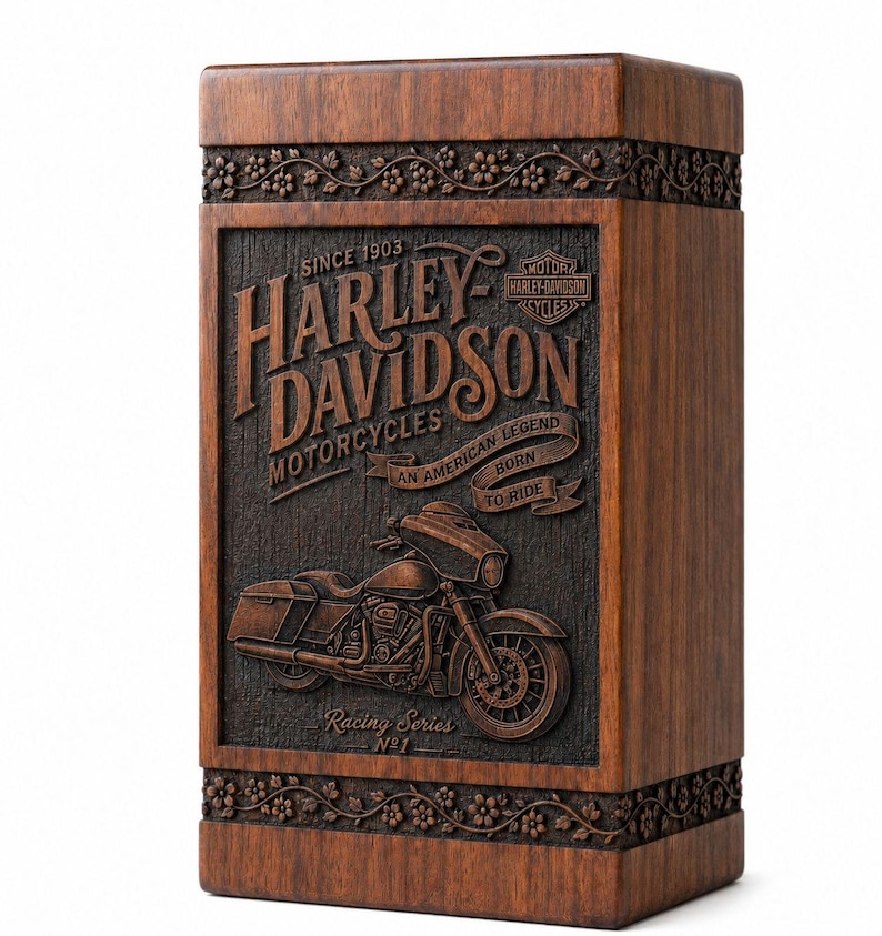 K&ouml;nnte beinhalten: Eine Holzkiste mit einem geschnitzten Harley-Davidson-Motorrad-Design. Die Kiste zeigt das Harley-Davidson-Logo, die Worte "Motorcycles", "An American Legend" und "Born to Ride". Die Kiste ist dunkelbraun mit floralen Akzenten.