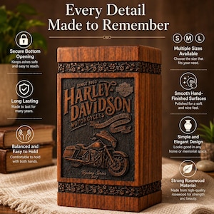 K&ouml;nnte beinhalten: Eine Harley-Davidson Urne aus Holz mit detailliertem Motorrad-Design. Die Urne zeigt das Harley-Davidson Logo und Text, mit zus&auml;tzlichem Text, der lautet: &bdquo;Every Detail Made to Remember&ldquo;. Die Urne ist aus Rosenholz.