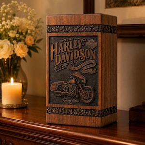 K&ouml;nnte beinhalten: Eine h&ouml;lzerne Harley-Davidson Motorradbox mit detaillierter Reliefschnitzerei. Die Box zeigt das Harley-Davidson-Logo, eine Motorradgrafik und den Text "SINCE 1903" und "AN AMERICAN LEGEND". Die Box ist braun mit dekorativen Verzierungen.