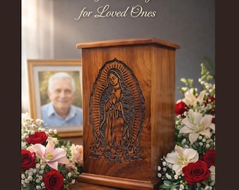 Könnte beinhalten: Eine rechteckige Urne aus Holz mit einem geschnitzten Relief der Jungfrau von Guadalupe auf der Vorderseite. Der Text A Beautiful Resting Place for Loved Ones steht über der Urne, die von roten Rosen und weißen Lilien umgeben ist.