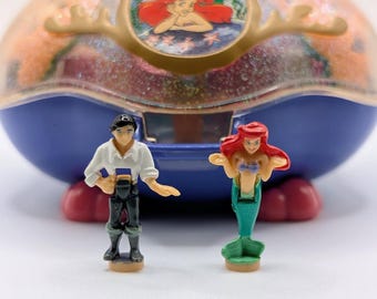 Coffret de jeu Polly Pocket La Petite Sirène de Bluebird Disney (1996), presque complet, avec Ariel et Eric.