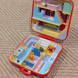 100% Complete Rare Vintage Bluebird Polly Pocket, Town House Red Variation 1989
