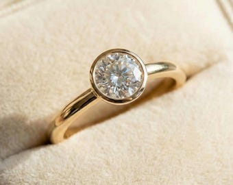 Pierścionek z moissanitem oprawiony w ramkę • Srebro próby 925 z pojedynczym elementem