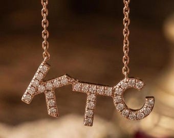 Individuelle Namenskette • Drei Diamant Buchstaben Anhänger • Personalisierte Anfangshalskette • Zierliches individuelles Geschenk für Sie