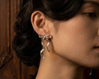 Delikatne kolczyki z kokardką • Minimalistyczna biżuteria wstążkowa ze srebra próby 925