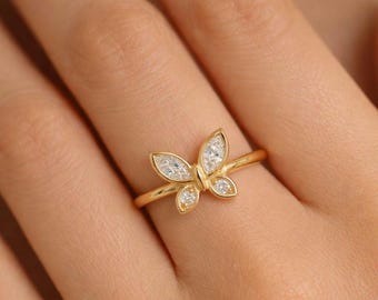 Pierścionek zaręczynowy z motylem i moissanitem • Solidne srebro próby 925, wykończenie złotem