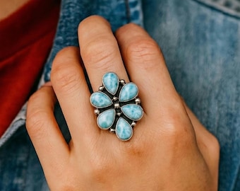 Pierścionek z kwiatem w kształcie łezki z larimaru • Pierścionek boho z kamieniem szlachetnym • Oksydowane srebro próby 925 • Biżuteria z kamieniami szlachetnymi na marzec i grudzień • Prezent dla niej