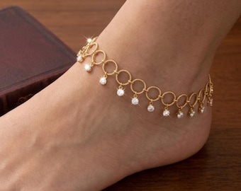 Tobillera circular dorada con dijes de moissanita • Delicada joya bohemia para los pies
