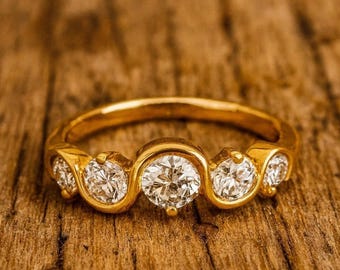 Złota obrączka z moissanitem 18k • Delikatna obrączka ślubna z falą