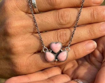 Collar con colgante de corazón de ópalo rosa • Colgante de plata de ley con tres piedras • Joyería romántica estilo boho • Regalo delicado para ella