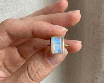 Anillo de piedra lunar arcoíris natural / Anillo minimalista de oro vermeil / Joya de compromiso para ella
