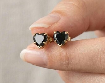 Pendientes de botón de ónix negro con forma de corazón • Joyería minimalista dorada para el día a día