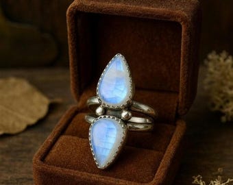 Pierścionek z tęczowym kamieniem księżycowym w kształcie łezki • Biżuteria boho ze srebra próby 925