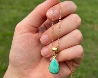 Collar con colgante de lágrima de turquesa • Collar con gema engastada en oro • Joyería minimalista y delicada • Regalo de piedra natal de diciembre para ella
