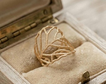 Anillo de plata de ley con alas de mariposa, joyería calada inspirada en la naturaleza, regalo minimalista que marca la diferencia.