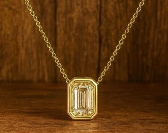 Naszyjnik z wisiorem z moissanitem szlifowanym szmaragdowo • Pozłacany 18-karatowym złotem, w stylu art déco