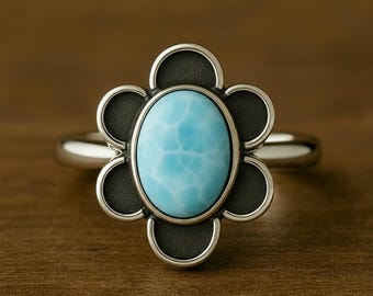 Pierścionek z kwiatem Larimar • Oksydowane srebro próby 925, kamień urodzinowy marzec grudzień
