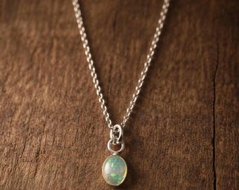 Naszyjnik z naturalnym opalem etiopskim • Wisiorek kaboszonowy ze srebra próby 925 • Biżuteria rzemieślnicza