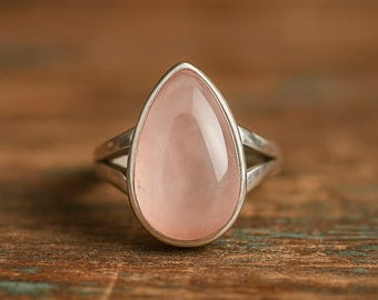 Anillo de cuarzo rosa en forma de pera • Banda dividida de plata esterlina • Delicado anillo con piedra de nacimiento como regalo para ella