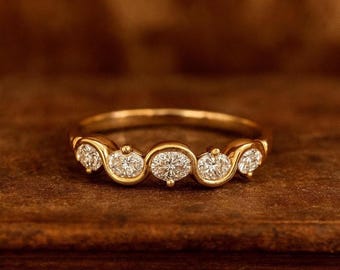 Owalna obrączka z moissanitem Eternity • Złota obrączka ślubna w kształcie fali