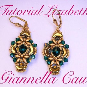 Könnte beinhalten: Ein Paar goldene und grüne Perlenohrringe mit einem floralen Design. Die Ohrringe sind mit "Tutorial Lizabet Giannella Gau" beschriftet.