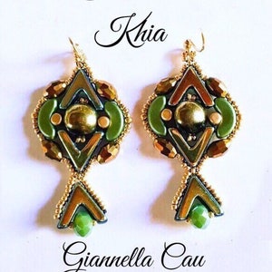 May include: A pair of green and gold beaded earrings with a geometric design. The earrings are labeled "Tutorial Khia Giannella Cau Bijoux".