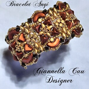 Peut inclure: Un bracelet en perles dorées et cuivrées avec un motif géométrique. Le bracelet est composé de petites perles rondes et de perles plus grandes et facettées. Le texte "Bracelet Angi Giannella Gau Designer" est visible sur l'image.